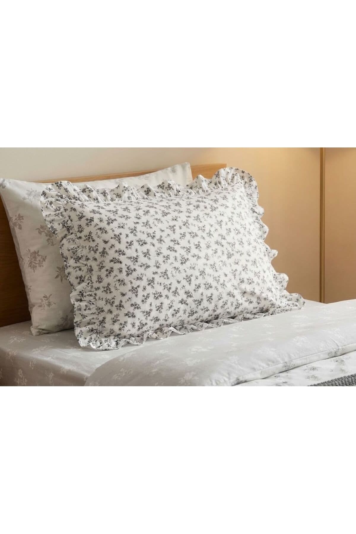 Pamuklu Çiçek Desenli Fırfırlı Yastık Kılıfı 50x70 CM